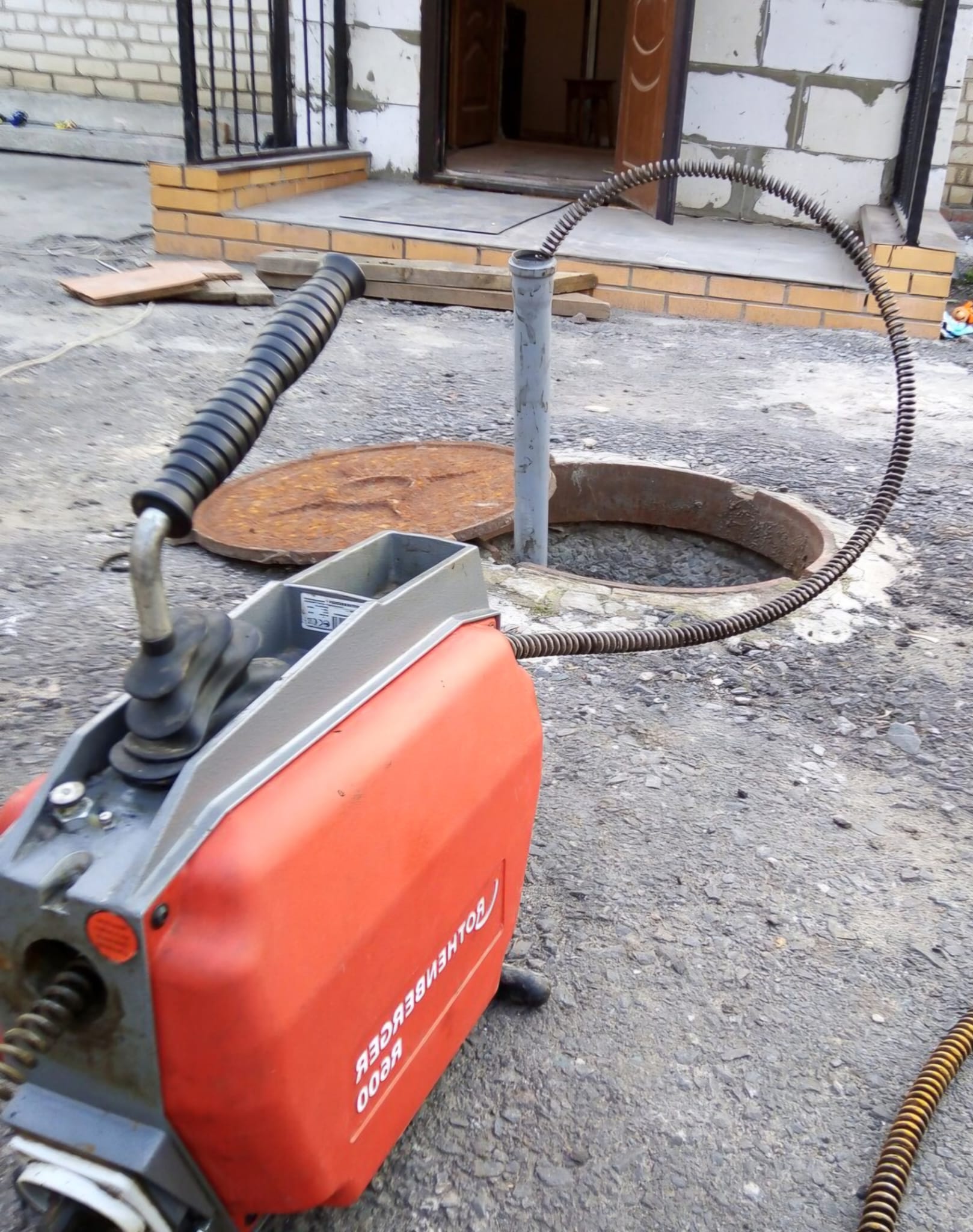 İstanbul kanalizasyon açma robot cihaz İle tıkanıklık açma çalışması 