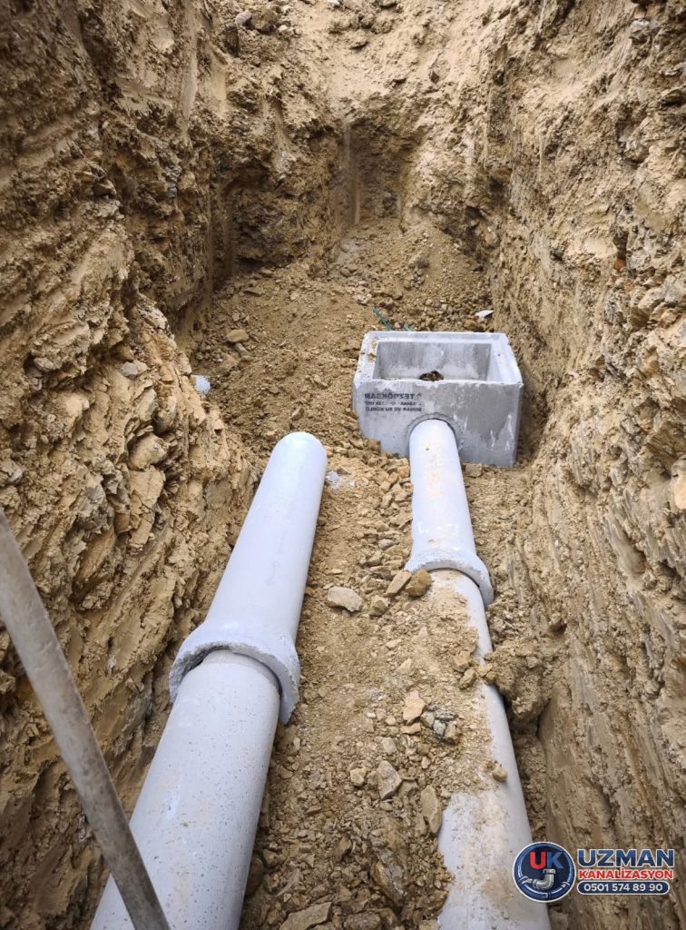 : İstanbul altyapı kanalizasyon çalışması kazı ve boru döşeme işlemi