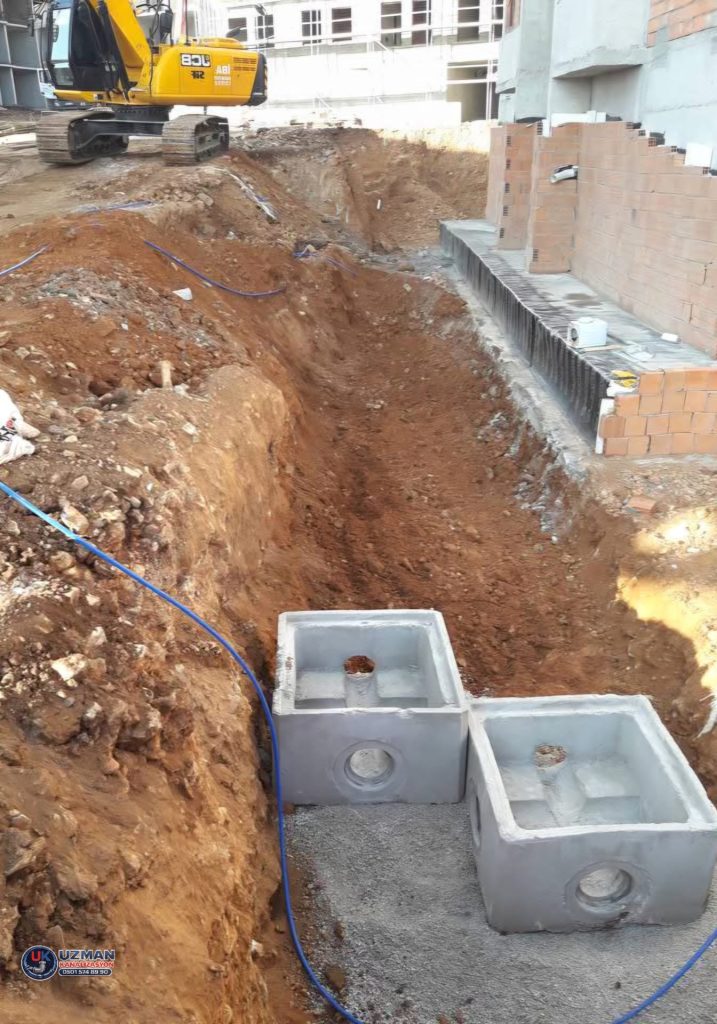 iş makinesi ile kanalizasyon hattı kazı çalışması