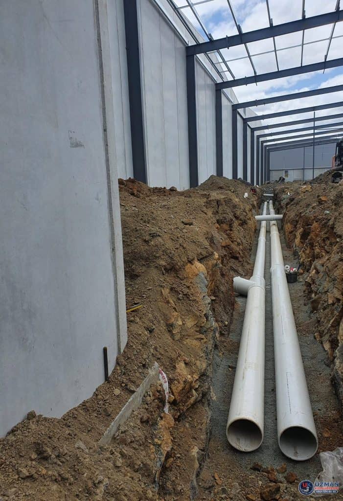 bina kanalizasyon hattı için pimaş boru döşeme işlemi