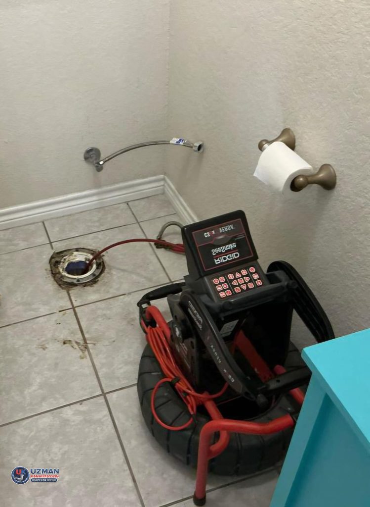 Tuvalet giderinde kameralı arıza tespiti yapılan kanal görüntüleme işlemi