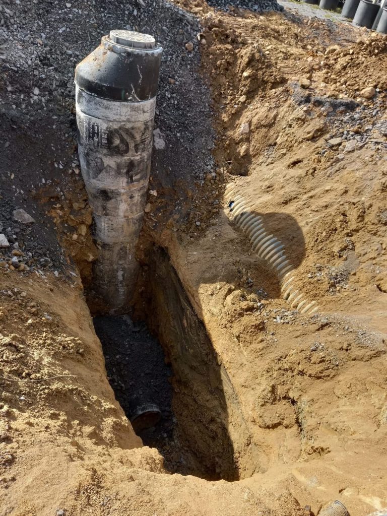 Kanalizasyon tamiri ana hat kazı ve boru yenileme işlemi