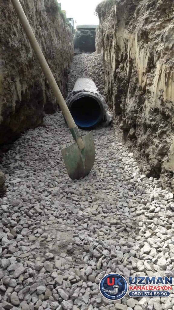 Altyapı kazı çalışması ve kanal borusu yerleştirme
