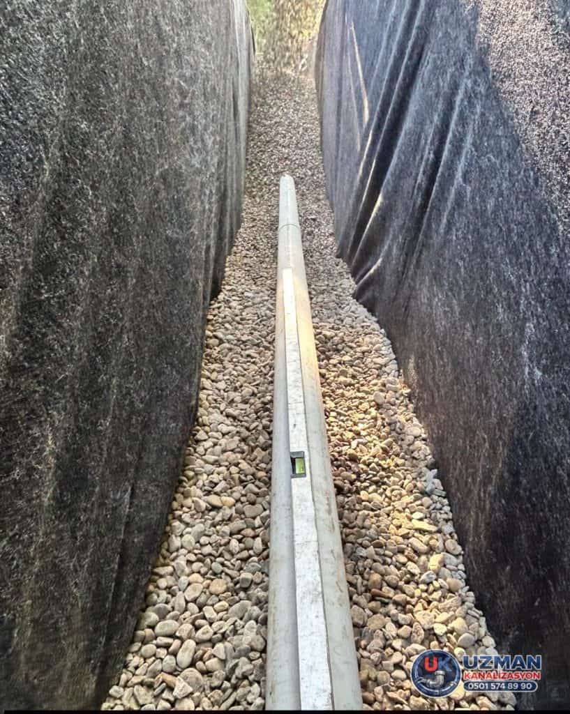 drenaj boru döşeme işlemi ve doğru eğim ayarı ile yapılan altyapı çalışması