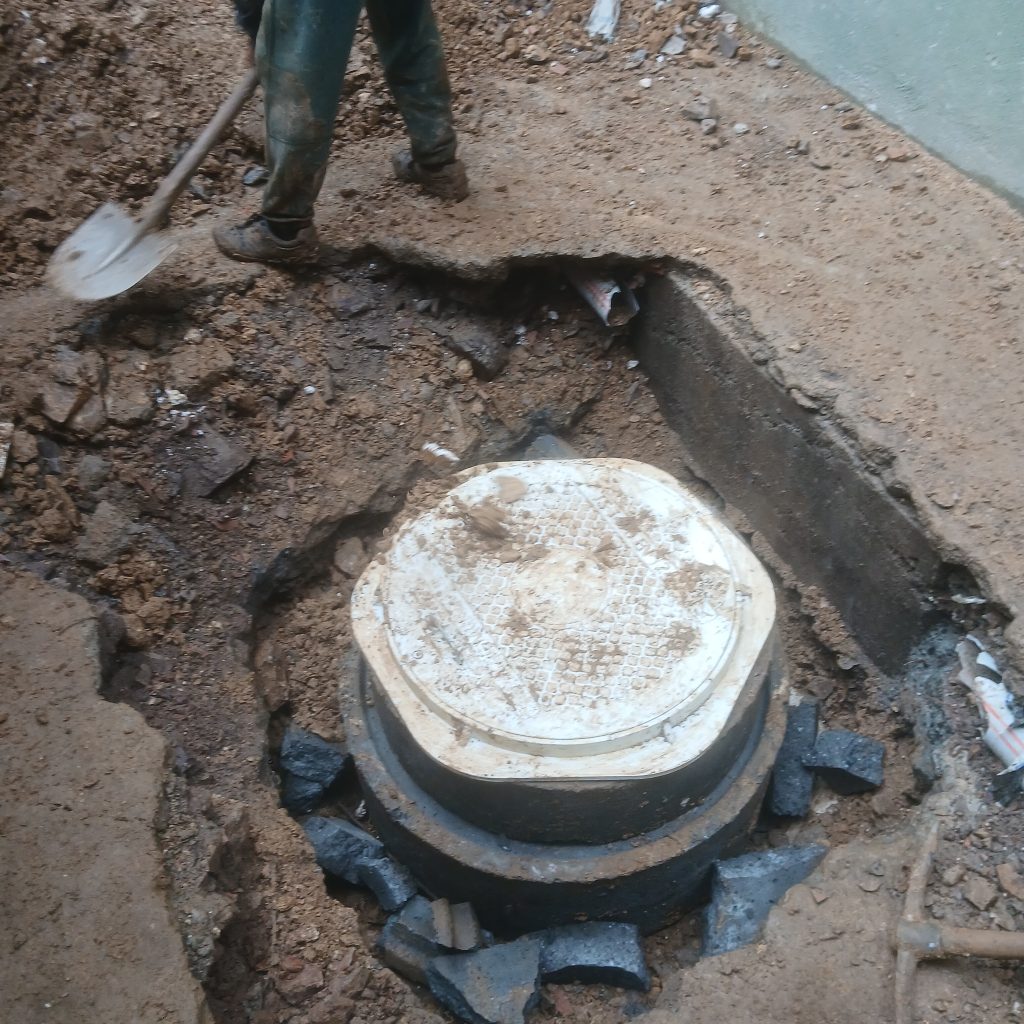 Çöken logar kapağı tamiri ve zemin düzeltme çalışması