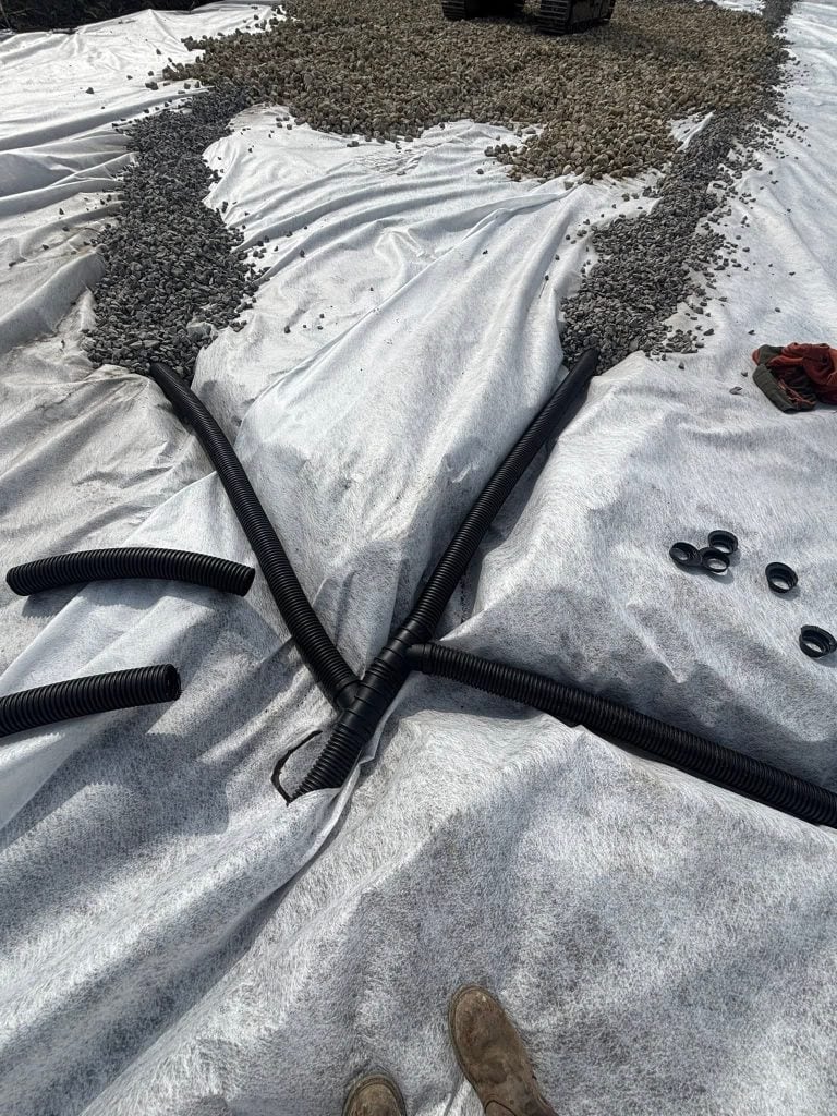 Drenaj yapımı geotekstil ve taş dolgu su tahliye sistemi