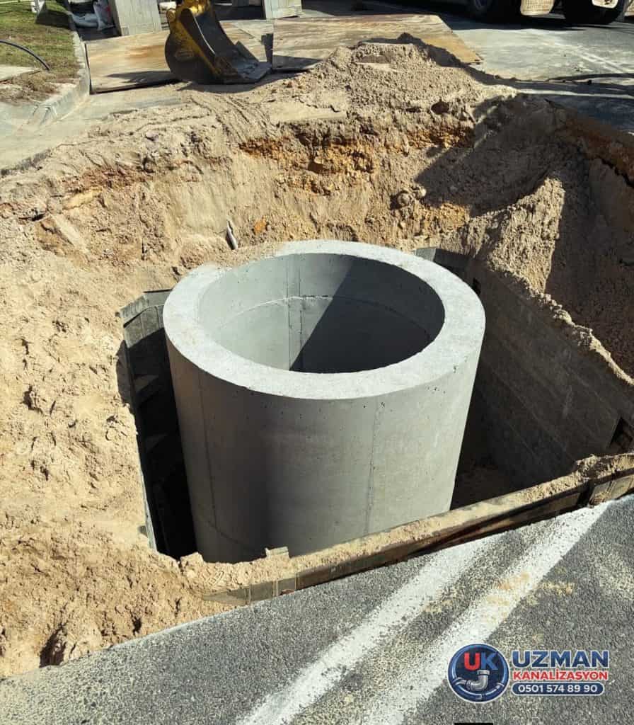 foseptik çukuru kazı çalışması ve beton hazne yerleştirme işlemi