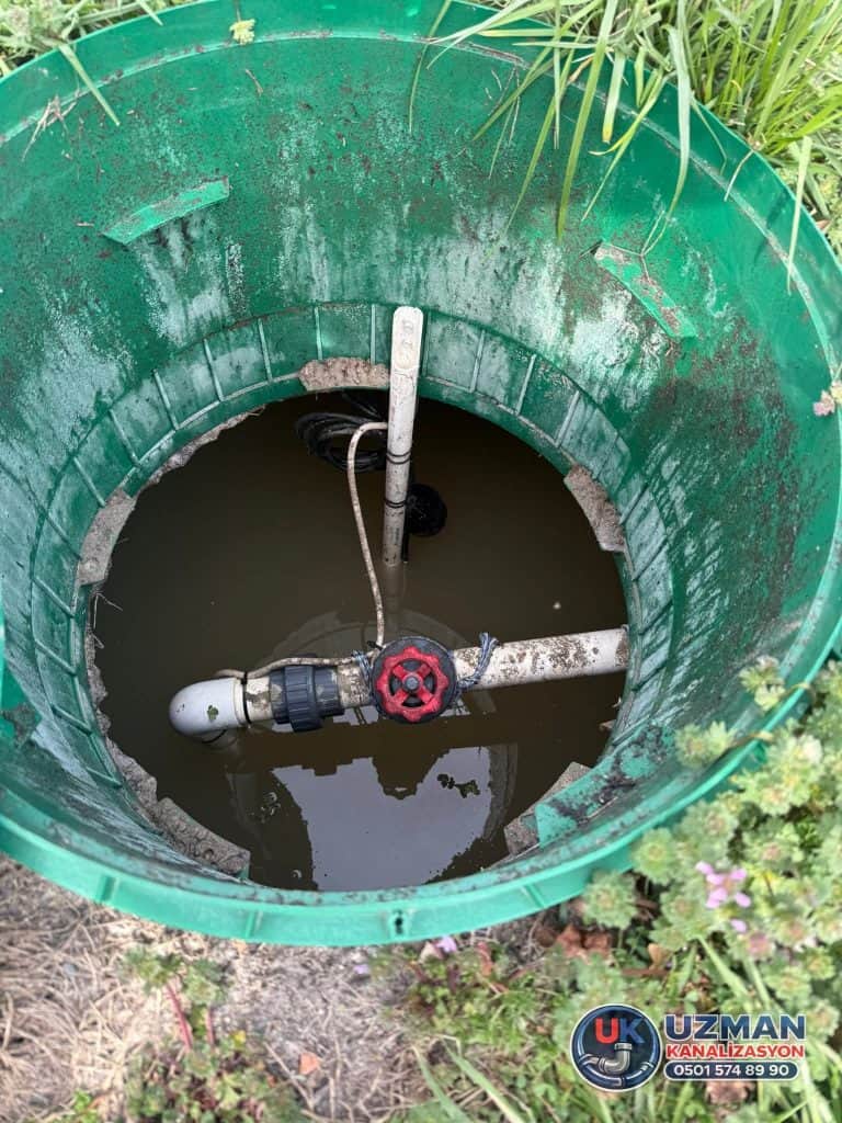 foseptik çukuru üstten görünüm ve altyapı sistem kontrolü