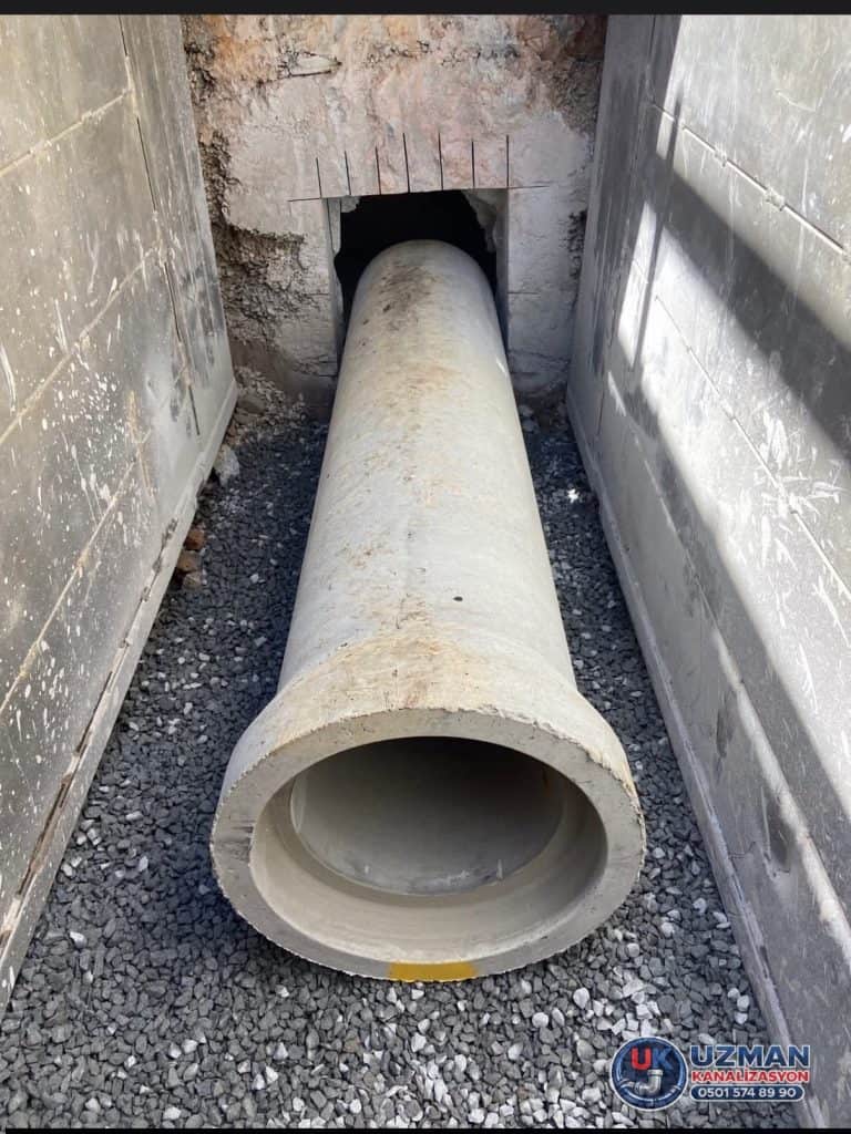 Güngören altyapı çalışmasında beton kanalizasyon borusu montajı