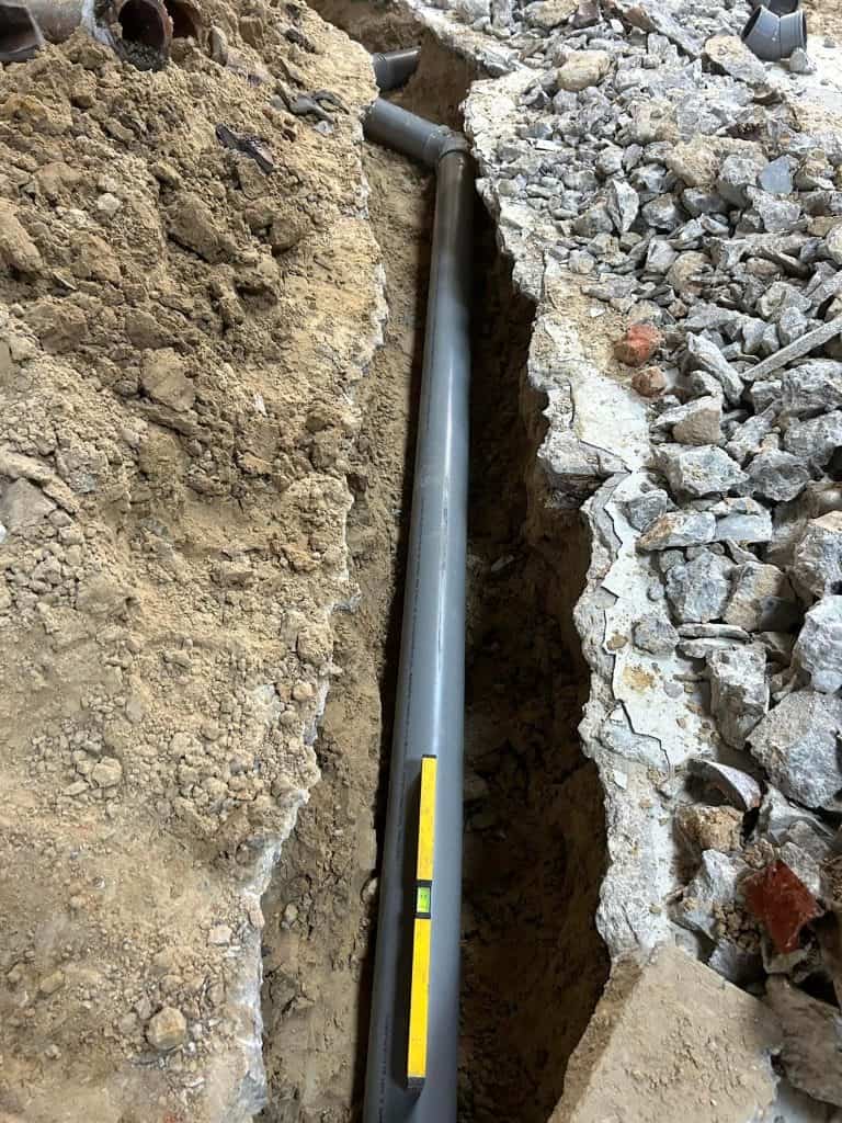 Sert zeminde kanalizasyon döşeme ve eğim ayarı