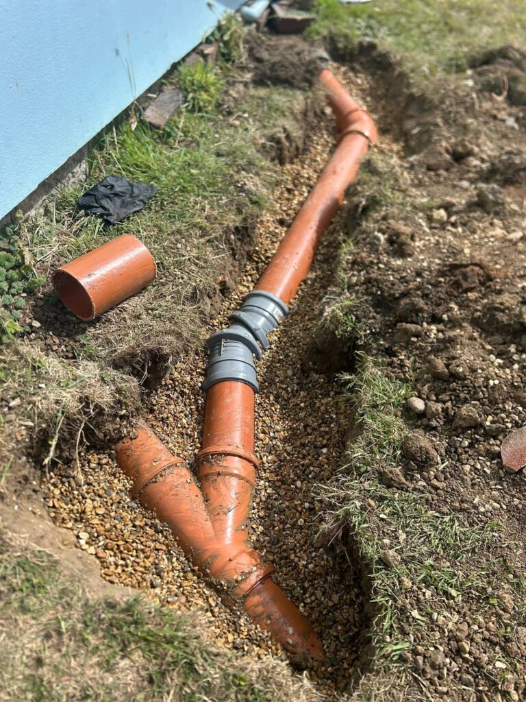 Kanalizasyon hattı kazı, boru döşeme ve ana hat bağlantı işlemleri uzman ekipler tarafından yönetmeliklere uygun şekilde yapılmaktadır.