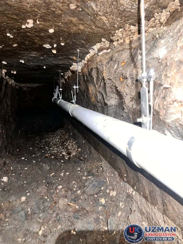 Tünel içerisinde kanalizasyon boru bağlantı işlemi