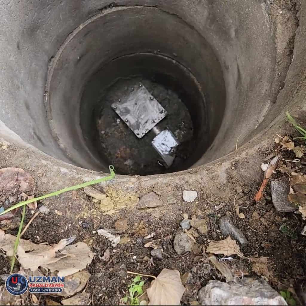 kanalizasyon logarında çekvalf montajı ve geri basma önleyici uygulama görüntüsü