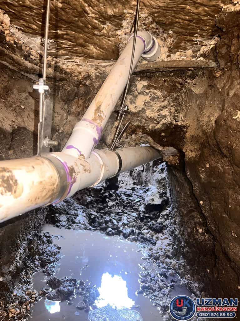 Kırık kanalizasyon borusunun tünel içinde onarımı