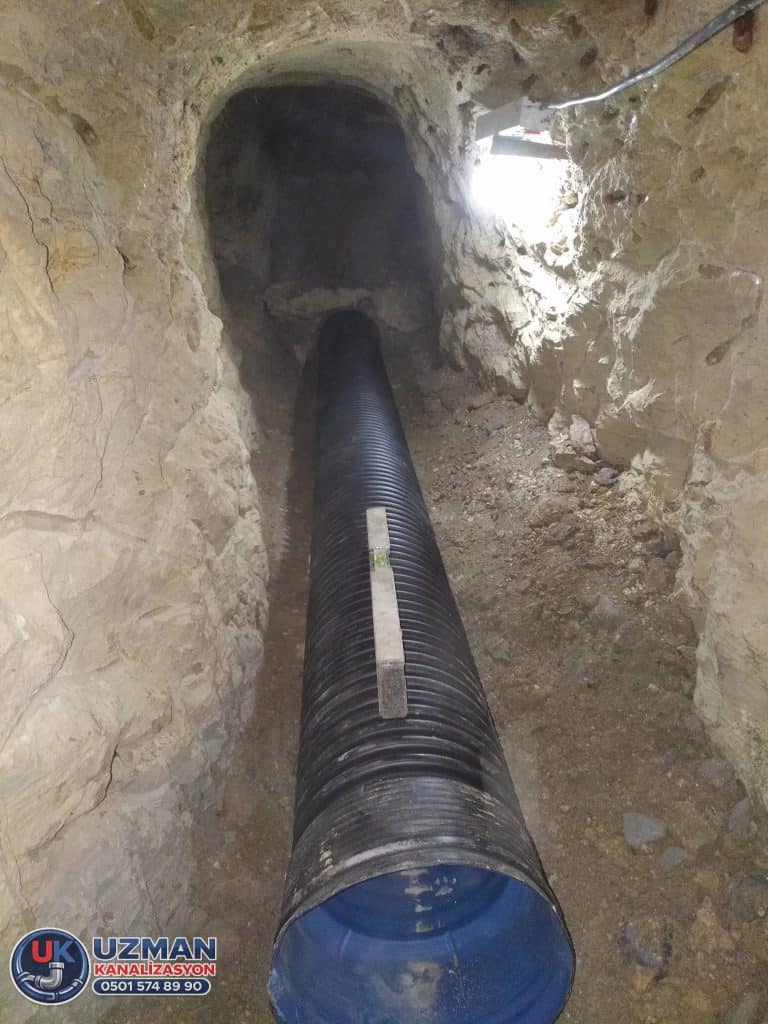 Tünel içerisinde kanalizasyon boru döşeme işlemi