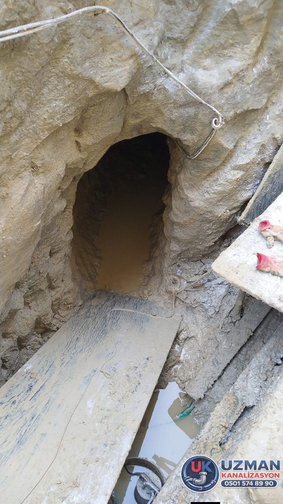 Kanalizasyon tünel kazı ustası tarafından gerçekleştirilen kırmadan kanalizasyon tamiri, yer altı tünel kazı, boru döşeme ve hat onarım çalışması