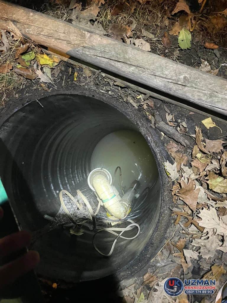 Logar içinde su tahliye işlemi ve pompa ile kanalizasyon temizleme çalışması