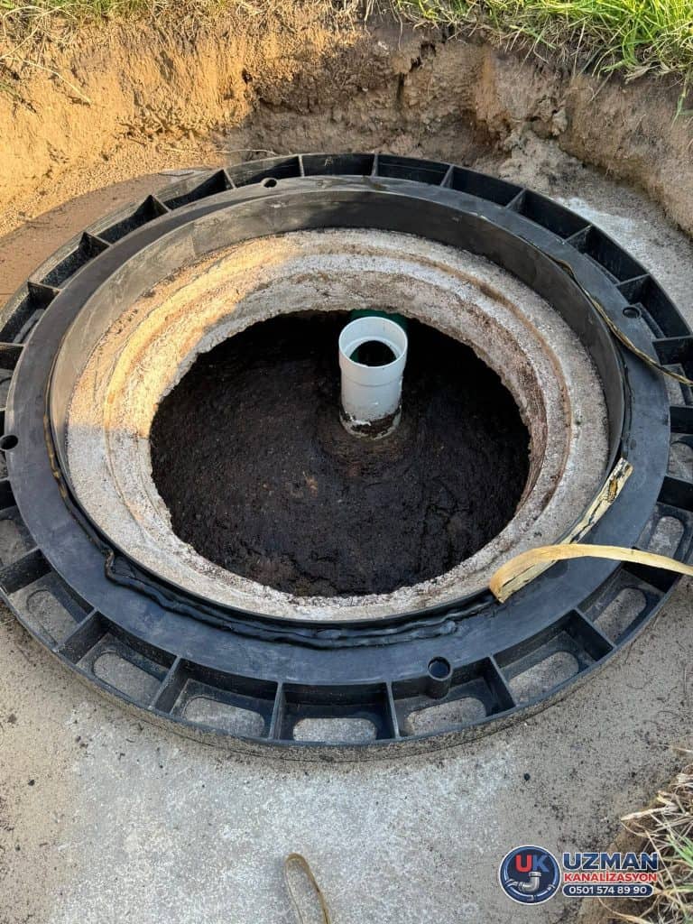 Logar tamiri ustası tarafından yapılan kanalizasyon bakım ve onarım işlemi