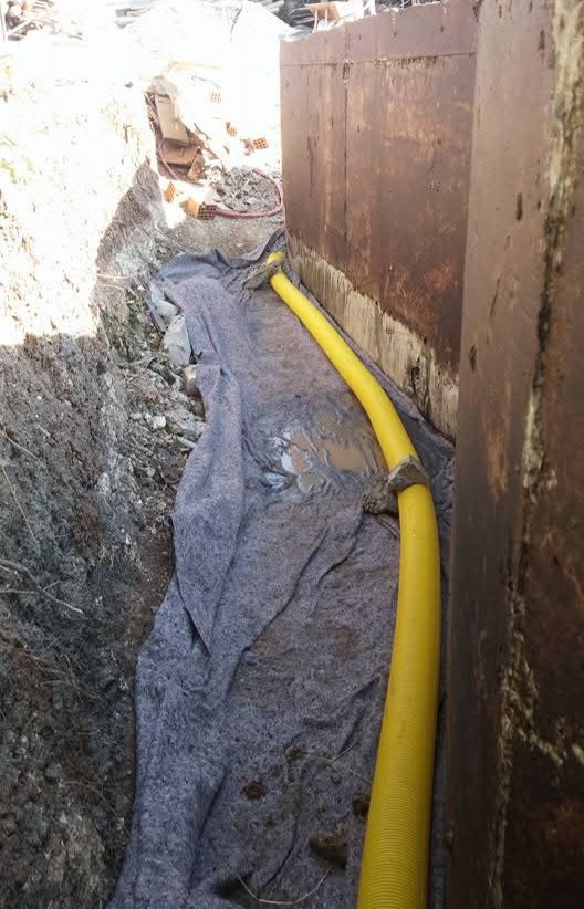drenaj sistemi için açılan hat kazısı ve boru döşeme çalışması