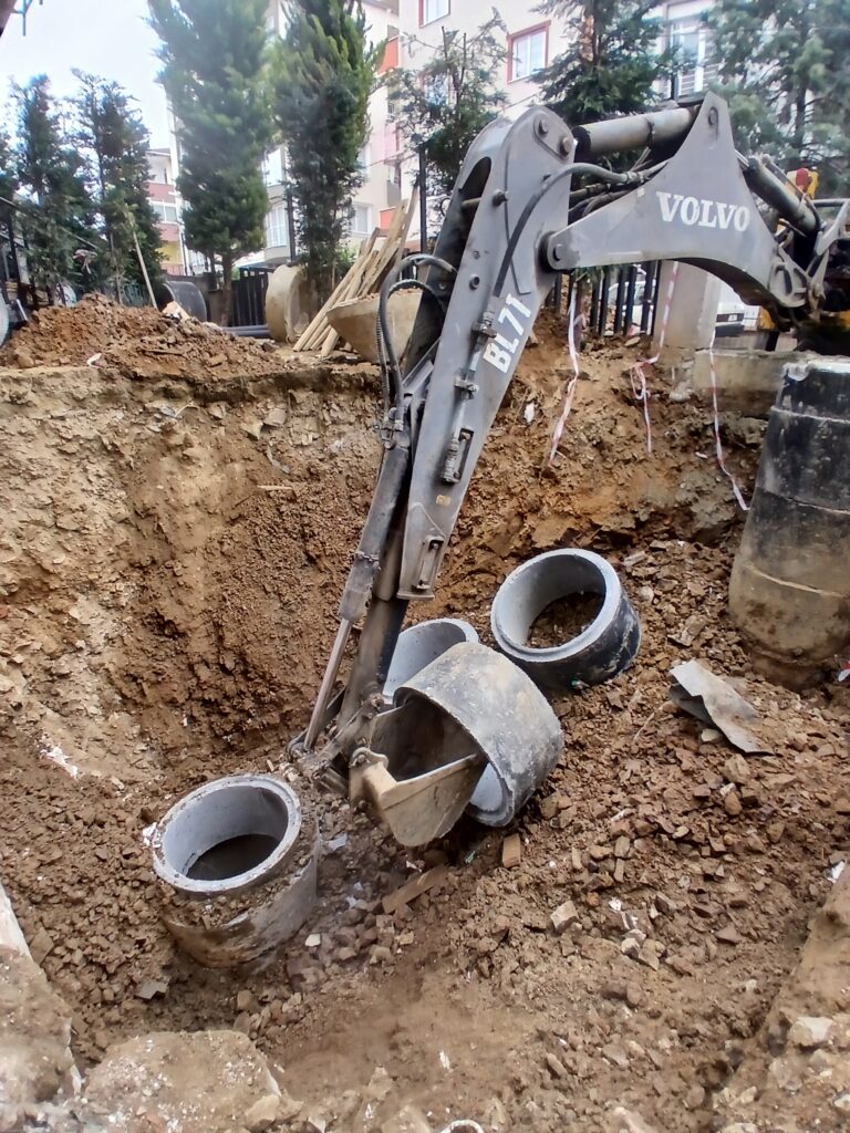 İstanbul kanalizasyon logar montajı ve altyapı kazı çalışması