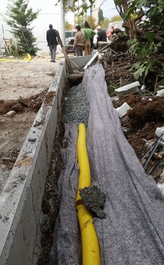 temel drenaj sistemi uygulaması sarı drenaj borusu ve geotekstil keçe serimi