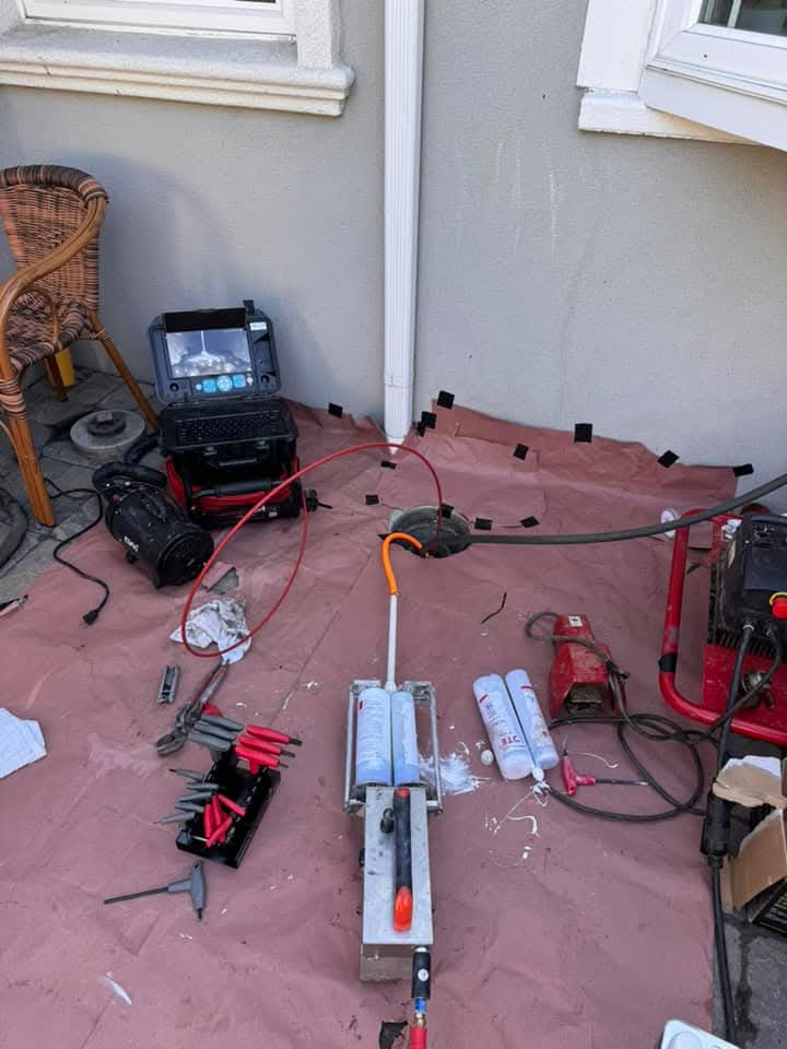 Profesyonel kamera ekipmanlarıyla kanalizasyon hattının içi incelenerek tıkanıklık, kırık, çökme ve bağlantı sorunları tespit edilmeye çalışılır.
